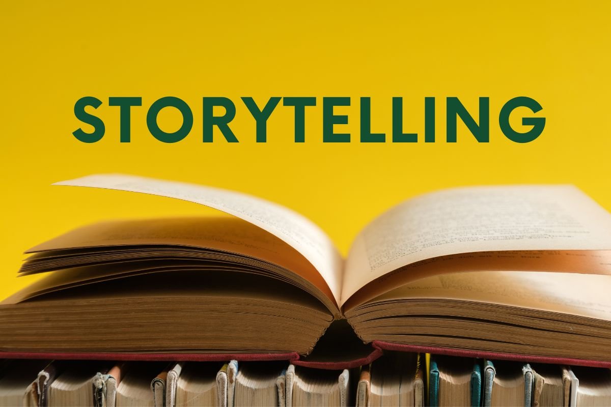 Fundo amarelo com livros de diferentes cores em pé enfileirados e um livro de capa vermelha aberto sobre eles, com a palavra storytelling escrita em verde em cima.