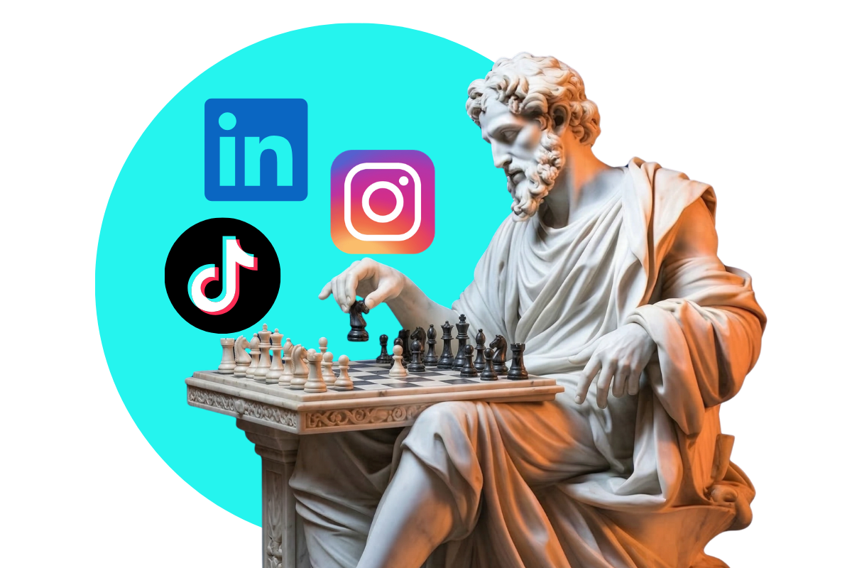Uma escultura grega de um filósofo, com uma túnica fluida e barba proeminente, analisa concentradamente um tabuleiro de xadrez sobre um pedestal clássico, enquanto os logotipos do LinkedIn, Instagram e TikTok flutuam acima de um círculo turquesa vibrante. Esta composição visualmente impactante simboliza o planejamento estratégico e a execução necessários para uma estratégia de conteúdo para redes sociais de sucesso, onde cada plataforma é um movimento tático no grande jogo do engajamento digital.
