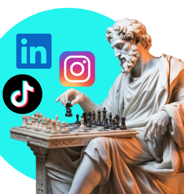 Uma escultura grega de um filósofo, com uma túnica fluida e barba proeminente, analisa concentradamente um tabuleiro de xadrez sobre um pedestal clássico, enquanto os logotipos do LinkedIn, Instagram e TikTok flutuam acima de um círculo turquesa vibrante. Esta composição visualmente impactante simboliza o planejamento estratégico e a execução necessários para uma estratégia de conteúdo para redes sociais de sucesso, onde cada plataforma é um movimento tático no grande jogo do engajamento digital.